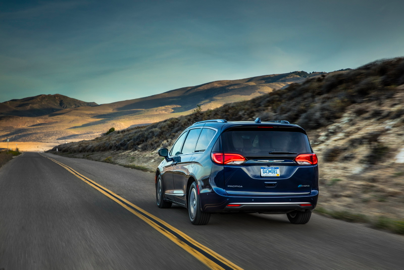 Illustration for article titled The 2017 Chrysler Pacifica Hybrid Might End Up Cheaper Than The Non-Hybrid Version